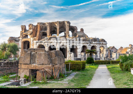 Die Ruinen der römischen Amphitheater im antiken Capua, Caserta, Süditalien befindet. Die zweite größte römische Amphitheater in Italien Stockfoto