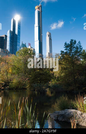 Wolkenkratzer als vom Central Park gesehen, darunter 220 Central Park South, New York City, USA Stockfoto