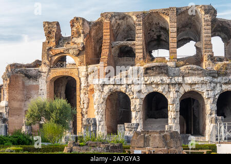 Die Ruinen der römischen Amphitheater im antiken Capua, Caserta, Süditalien befindet. Die zweite größte römische Amphitheater in Italien Stockfoto