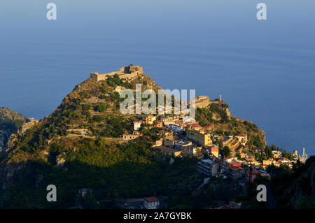 Castelmola, Toscana, Italien - August 2019: Sonnenuntergang in Castelmola und Bilder von Ätna und Taormina montieren Stockfoto