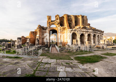 Die Ruinen der römischen Amphitheater im antiken Capua, Caserta, Süditalien befindet. Die zweite größte römische Amphitheater in Italien Stockfoto