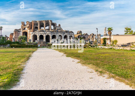 Die Ruinen der römischen Amphitheater im antiken Capua, Caserta, Süditalien befindet. Die zweite größte römische Amphitheater in Italien Stockfoto