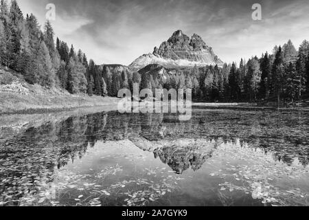 Sonnenuntergang alpine Landschaft über Antorno See in Cadini di Misurina, Dolomiten, Italien, Europa Stockfoto