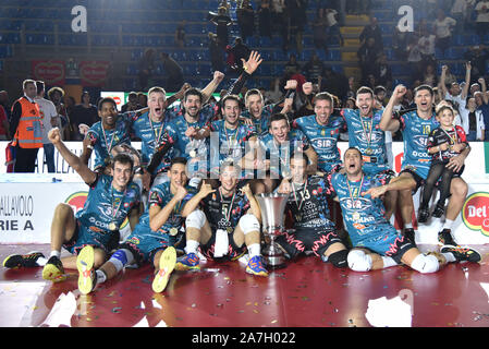 Civitanova Marche, Italien. 2 Nov, 2019. Feier der Spieler sir Sicherheit conad perugiaduring Finale - Sir Sicherheit Perugia vs Modena Volleyball, Volleyball Italina Supercup Männer in Civitanova Marche, Italien, 02. November 2019 - LPS/Roberto Bartomeoli Credit: Roberto Bartomeoli/LPS/ZUMA Draht/Alamy leben Nachrichten Stockfoto