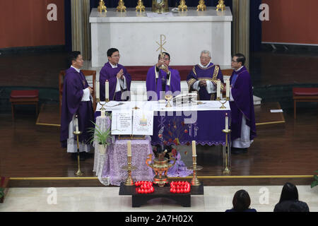 Der Priester, der die vietnamesische katholische Kathedrale in East London, Vater Simon Thang Duc Nguyen, führt den Service bei der Messe das Gebet und die Vigil für die 39 Opfer tot aufgefunden In der Rückseite eines Lkw in Grays, Essex, an den heiligen Namen und Unserer Lieben Frau von der Herz-Jesu-Kirche, London's vietnamesischen Kirche, im Osten von London. Stockfoto