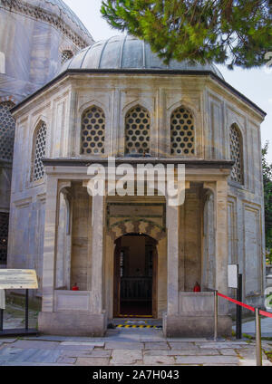 Das Äußere des späten 16. Jahrhundert Grabmal des Fürsten im Grab des Sultans Innenhof an der Seite des Ayasofia, oder die Hagia Sofia in Istanbul, Turke Stockfoto