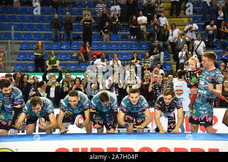 Civitanova Marche, Italien. 2 Nov, 2019. Feier der Spieler sir Sicherheit conad Perugia sul podiumduring Finale - Sir Sicherheit Perugia vs Modena Volleyball, Volleyball Italina Supercup Männer in Civitanova Marche, Italien, 02. November 2019 - LPS/Roberto Bartomeoli Credit: Roberto Bartomeoli/LPS/ZUMA Draht/Alamy leben Nachrichten Stockfoto