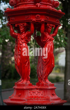 Wallace Brunnen, in verschiedenen Teilen von Paris gefunden. Aus Gusseisen. in Form von 4 Frauen (karyatiden), Einfachheit, Nächstenliebe, Barmherzigkeit ein Stockfoto