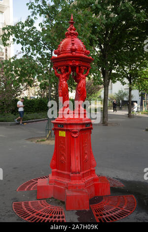 Wallace Brunnen, in verschiedenen Teilen von Paris gefunden. Aus Gusseisen. in Form von 4 Frauen (karyatiden), Einfachheit, Nächstenliebe, Barmherzigkeit ein Stockfoto