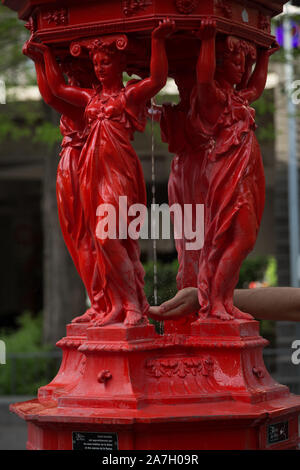 Wallace Brunnen, in verschiedenen Teilen von Paris gefunden. Aus Gusseisen. in Form von 4 Frauen (karyatiden), Einfachheit, Nächstenliebe, Barmherzigkeit ein Stockfoto