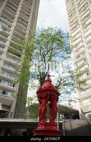 Wallace Brunnen, in verschiedenen Teilen von Paris gefunden. Aus Gusseisen. in Form von 4 Frauen (karyatiden), Einfachheit, Nächstenliebe, Barmherzigkeit ein Stockfoto