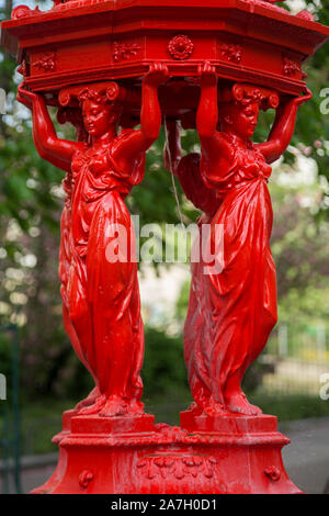 Wallace Brunnen, in verschiedenen Teilen von Paris gefunden. Aus Gusseisen. in Form von 4 Frauen (karyatiden), Einfachheit, Nächstenliebe, Barmherzigkeit ein Stockfoto