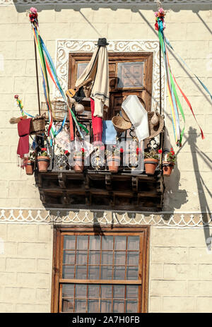 LA OROTAVA TENERIFFA SPANIEN - Juni 2014. Hölzerne Balkone mit bunten Bändern an den Festlichkeiten von La Orotava auf Teneriffa eingerichtet. Stockfoto