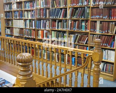 Reihen von Vitrinen mit einigen der Buchbestand, der ältesten von Belfast Bibliothek gepflegt, die Bettwäsche Halle Bibliothek in Donegall Square. Stockfoto