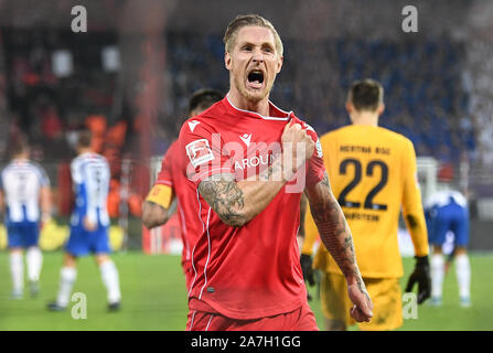 Berlin, Deutschland. 02 Nov, 2019. Fussball: 1. Fussballbundesliga, 10. Spieltag: 1. FC Union Berlin - Hertha BSC in der Alten Försterei. Torschütze Sebastian Polter ist glücklich über sein Ziel. Quelle: Britta Pedersen/dpa-Zentralbild/dpa - WICHTIGER HINWEIS: In Übereinstimmung mit den Anforderungen der DFL Deutsche Fußball Liga oder der DFB Deutscher Fußball-Bund ist es untersagt, zu verwenden oder verwendet Fotos im Stadion und/oder das Spiel in Form von Bildern und/oder Videos - wie Foto Sequenzen getroffen haben./dpa/Alamy leben Nachrichten Stockfoto