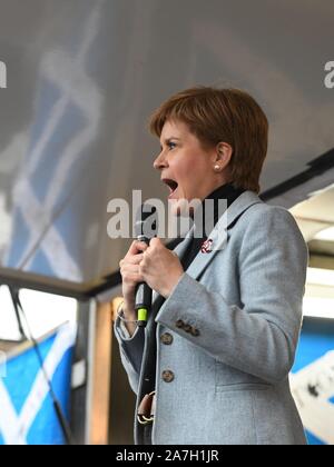 2., November 2019. George Square, Glasgow, Schottland, Großbritannien. Nicola Sturgeon gab eine mitreißende Rede an einem pro Unabhängigkeit Rallye mit einer Masse von über 20.000 in Glasgow. Stockfoto