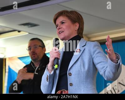 2., November 2019. George Square, Glasgow, Schottland, Großbritannien. Nicola Sturgeon gab eine mitreißende Rede an einem pro Unabhängigkeit Rallye mit einer Masse von über 20.000 in Glasgow. Stockfoto