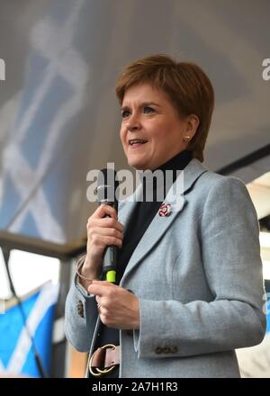 2., November 2019. George Square, Glasgow, Schottland, Großbritannien. Nicola Sturgeon gab eine mitreißende Rede an einem pro Unabhängigkeit Rallye mit einer Masse von über 20.000 in Glasgow. Stockfoto