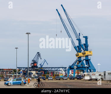 Rostock, Deutschland - 30. Mai 2019: Zwei Blaue Krane mit gelben Details in den Hafen der Hanse Stadt Rostock, an der nördlichen Küste von Deutschland. Stockfoto