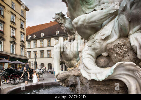 Wien, Österreich - 1. Oktober 2019: Skulptur Springbrunnen Macht von einem Meer am Michaelerplatz in der Nähe der Hofburg in Wien. Michaelertrakt Palace. Wahrzeichen o Stockfoto