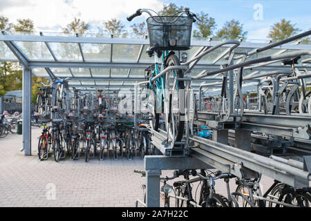 Viele Fahrräder im Fahrrad parken Struktur gespeichert Stockfoto