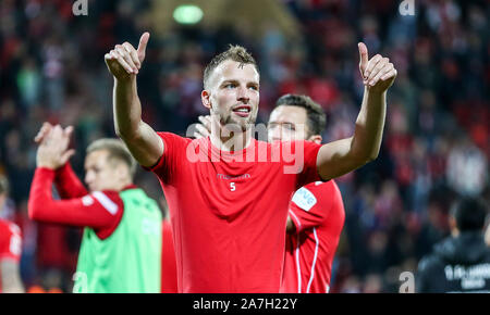 Berlin, Deutschland. 02 Nov, 2019. Fussball: Bundesliga, 1.FC Union Berlin - Hertha BSC, 10. Spieltag, Stadion An der Alten Försterei. Gewerkschaften Marvin Friedrich zeigt beide Daumen nach oben am Ende des Spiels. Credit: Andreas Gora/dpa - WICHTIGER HINWEIS: In Übereinstimmung mit den Anforderungen der DFL Deutsche Fußball Liga oder der DFB Deutscher Fußball-Bund ist es untersagt, zu verwenden oder verwendet Fotos im Stadion und/oder das Spiel in Form von Bildern und/oder Videos - wie Foto Sequenzen getroffen haben./dpa/Alamy leben Nachrichten Stockfoto