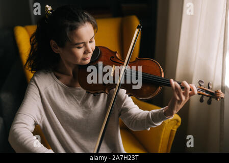 Hübsche junge Frau Spielen der Violine close-up Stockfoto