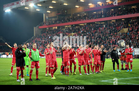 Berlin, Deutschland. 02 Nov, 2019. Fussball: 1. Fussballbundesliga, 10. Spieltag: 1. FC Union Berlin - Hertha BSC in der Alten Försterei. Die unionen Spieler sind glücklich über den Sieg. Quelle: Britta Pedersen/dpa-Zentralbild/dpa - WICHTIGER HINWEIS: In Übereinstimmung mit den Anforderungen der DFL Deutsche Fußball Liga oder der DFB Deutscher Fußball-Bund ist es untersagt, zu verwenden oder verwendet Fotos im Stadion und/oder das Spiel in Form von Bildern und/oder Videos - wie Foto Sequenzen getroffen haben./dpa/Alamy leben Nachrichten Stockfoto