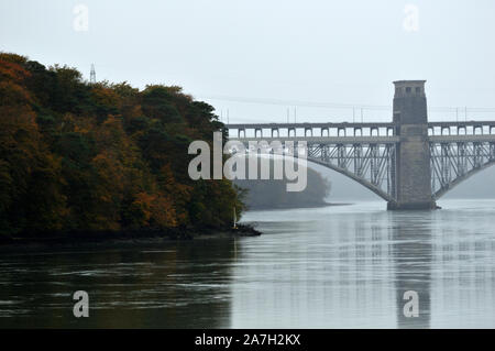 Menai Bridge, Nord Wales Snowdonia, UK - Oktober 2019: herbstliche Bäume und Blick über die Menai Bridge und menai Straights. Stockfoto