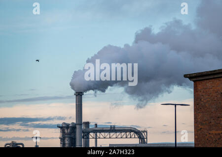 Viel Rauch und Dämpfe kommen aus einer industriellen Schornstein Stockfoto