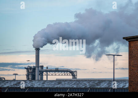 Viel Rauch und Dämpfe kommen aus einer industriellen Schornstein Stockfoto