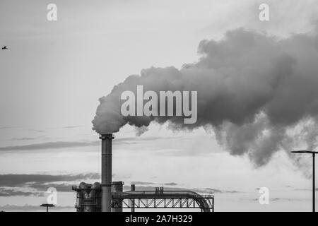 Viel Rauch und Dämpfe kommen aus einer industriellen Schornstein Stockfoto