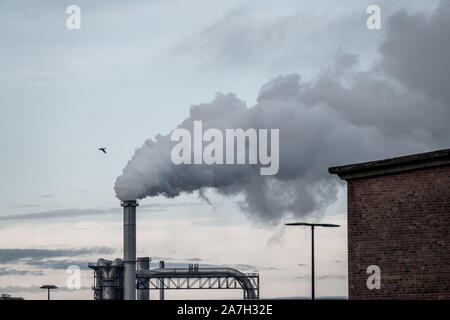 Viel Rauch und Dämpfe kommen aus einer industriellen Schornstein Stockfoto