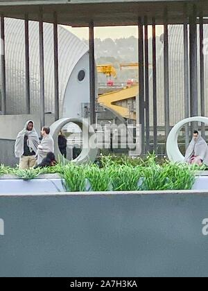 Silvertown, London, UK. 2. November 2019. Akteure warten an den Dreharbeiten zu Szene in Schöne neue Welt zu nehmen, ein Netflix 8 Teil der Serie veröffentlicht im November 2020. Stockfoto