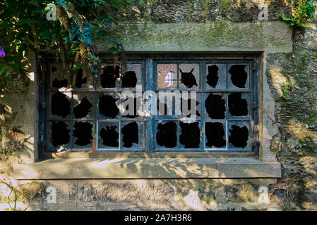 Gebrochene aufgegebenen Windows Stockfoto