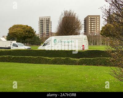 Silvertown, London, UK. 2. November 2019. Akteure warten an den Dreharbeiten zu Szene in Schöne neue Welt zu nehmen, ein Netflix 8 Teil der Serie veröffentlicht im November 2020. Stockfoto