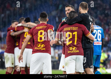 Als Roma Spieler feiern nach dem Abpfiff des Gleichen während einer italienischen Fußball Match zwischen AS Roma und SSC Napoli im Stadio Olimpico in Rom. (Endstand; AS Roma 2:1 SSC Neapel) Stockfoto