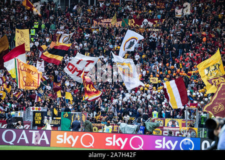 Als Roma Unterstützer während der italienischen Serie A Fußballspiel zwischen AS Roma und SSC Napoli im Olympiastadion in Rom gesehen. (Endstand; AS Roma 2:1 SSC Neapel) Stockfoto