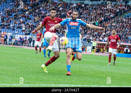 Jordan Veretout von AS Roma und Kostantinos Manolas des SSC Napoli sind in Aktion während der italienischen Serie A Fußballspiel zwischen AS Roma und SSC Napoli im Olympiastadion in Rom. (Endstand; AS Roma 2:1 SSC Neapel) gesehen Stockfoto