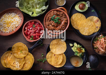 Mini street vegetarische Mais Tacos und Seite Füllung: Tomaten, Queso, Avocado, refried Beans Stockfoto