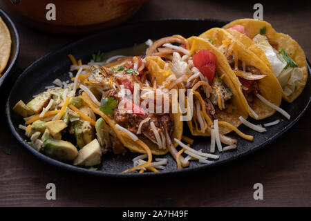 Mini street vegetarische Mais Tacos und Seite Füllung: Tomaten, Queso, Avocado, refried Beans Stockfoto