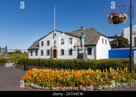 Der Premierminister residence Stjornarradshusid und die Statue von Hannes HAFSTEIN in Reykjavik, Island. Stockfoto