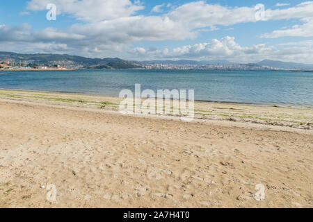 Landschaft einer Strand in Spanien mit der Stadt Vigo im Hintergrund Stockfoto