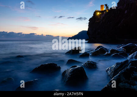 Felsige Küste bei Dämmerung, Vernazza, Cinque Terre Stockfoto