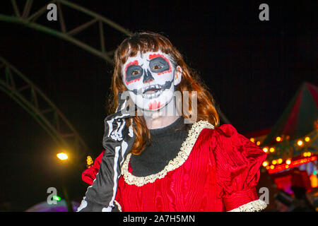 Weiß gestrichene geisterhafte Gesichter in Southport. "Bring on the Fire project" Display beim Day of the Dead Festival – November ist der Host-Monat zum Tag der Toten in Mexiko – und Southport Pleasureland inszenierte seine eigene Wendung auf dem gruseligen mexikanischen Fest mit explosiven Kaskaden von Farben und Mustern, die beim Tanzen und erstellt wurden Bewegen mit Licht und lebendige Nachtschwärmer in einem Fest für die Sinne. Stockfoto