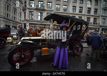 London, Großbritannien. 02 Nov, 2019. Der London Regent Street wurde am 2. November für die jährliche Regent Street Motor Show, eine fantastische Anzeige von Vintage, Veteran, klassischen und modernen Autos Fußgängerzone. (Foto von Laura Chiesa/Pacific Press) Quelle: Pacific Press Agency/Alamy leben Nachrichten Stockfoto