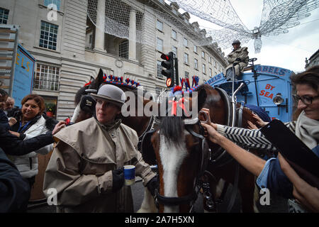 London, Großbritannien. 02 Nov, 2019. Der London Regent Street wurde am 2. November für die jährliche Regent Street Motor Show, eine fantastische Anzeige von Vintage, Veteran, klassischen und modernen Autos Fußgängerzone. (Foto von Laura Chiesa/Pacific Press) Quelle: Pacific Press Agency/Alamy leben Nachrichten Stockfoto