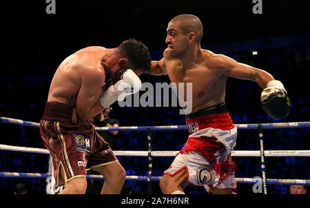 Anthony Crolla (links) in Aktion gegen Frank Urquiaga in ihrer leichten Wettbewerb an der Manchester Arena, Manchester. Stockfoto