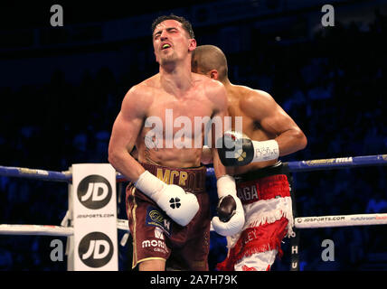 Anthony Crolla (links) in Aktion gegen Frank Urquiaga in ihrer leichten Wettbewerb an der Manchester Arena, Manchester. Stockfoto