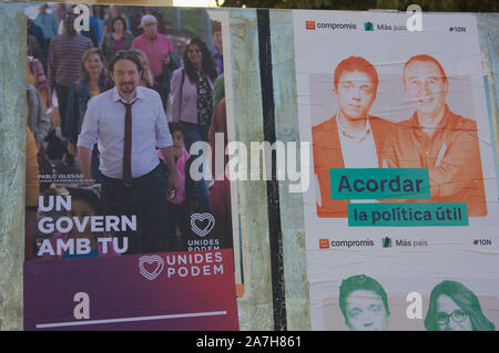 November, 2019. Valencia, Spanien. Wahlen Plakate der Parteien die "podemos" und "ásPaís" für das Gericht Wahlen am 10. November in Spanien. Stockfoto